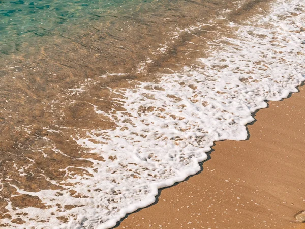 Praia de areia e ondas, close-up. Textura de areia e água. Pict. — Fotografia de Stock