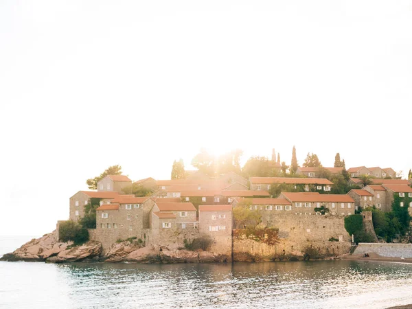 Eiland van Sveti Stefan close-up bij zonsondergang. Montenegro, de Adria — Stockfoto