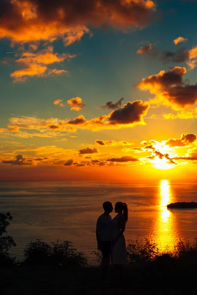 Silhouette di una coppia di sposi al mare al tramonto. Matrimonio in — Foto Stock