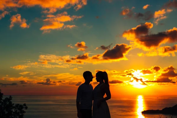 Silhueta de um casal recém-casado no mar ao pôr-do-sol. Casamento em — Fotografia de Stock