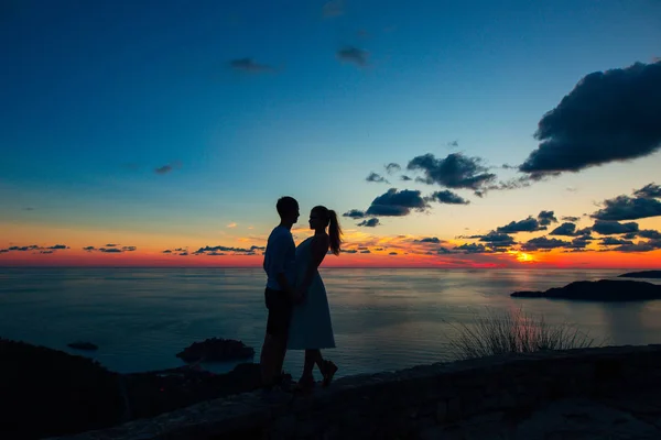 Silhueta de um casal recém-casado no mar ao pôr-do-sol. Casamento em — Fotografia de Stock