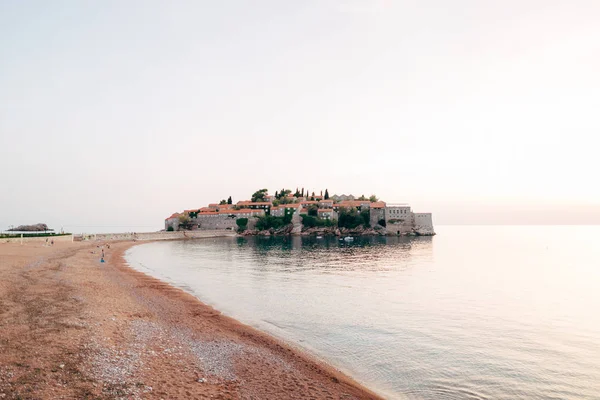 Sziget Sveti Stefan közelről a naplemente. Montenegró, az Adria — Stock Fotó