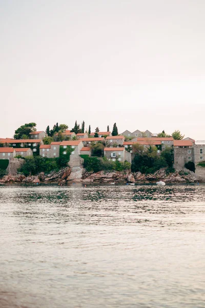 Isla de Sveti Stefan de cerca al atardecer. Montenegro, la Adria — Foto de Stock