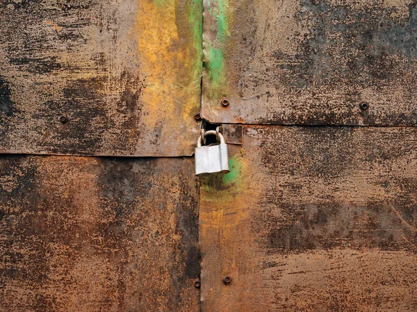 Metal rusten gate og hængelås - Stock-foto