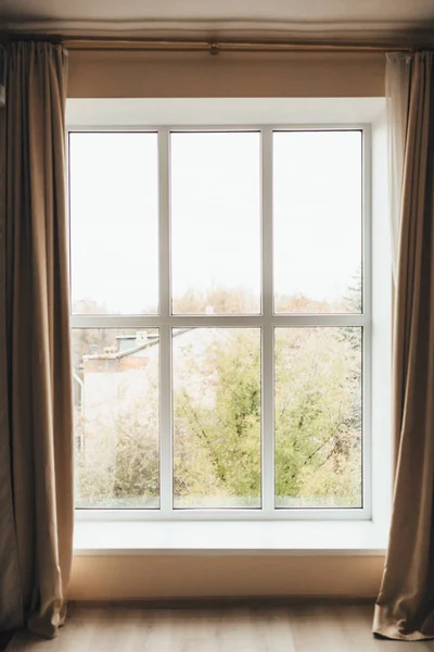 Vista de la ciudad desde la ventana —  Fotos de Stock