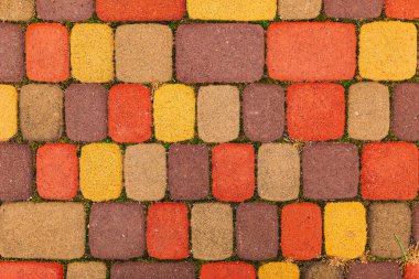 Turuncu ve sarı renkli kaldırım taşları, kömür topakları