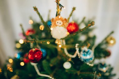 Ahşap bir masa üzerinde Noel meleği