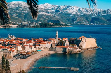 Budva, karla kaplı dağlar eski şehir