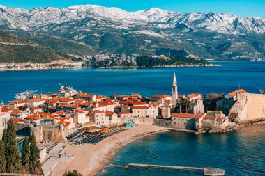 Budva, karla kaplı dağlar eski şehir