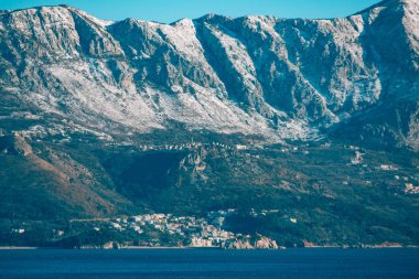 Karadağ kıyısındaki karda dağlarda. Budva. Lovc