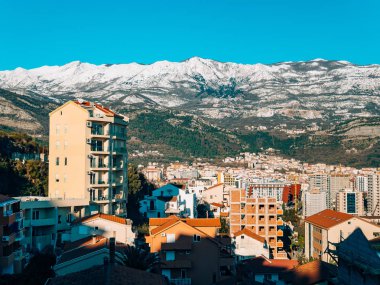 Karla kaplı dağlar Budva