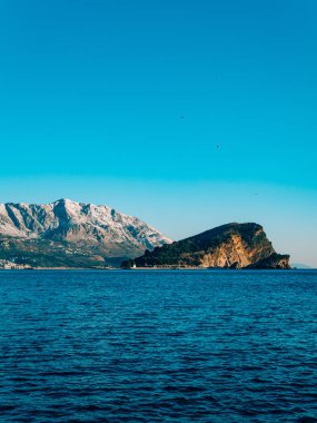 Karadağ kıyısındaki karda dağlarda. Budva. Lovc