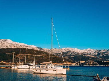 Kış sezonu sahilde Lüks Yatlar.