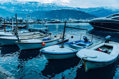 Kış sezonu sahilde Lüks Yatlar.