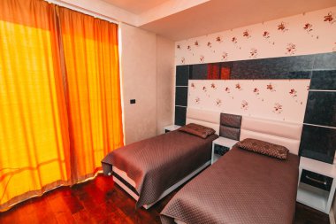 Yatak odasında daire. Yatak, dolap, t başucu masaları