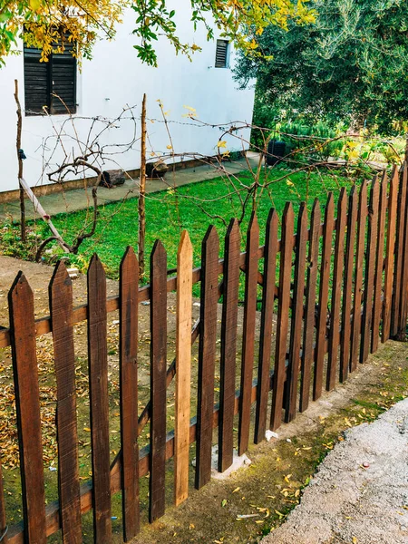 Dřevěný plot plot v obci — Stock fotografie