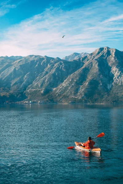 Kayaks gölde. Kotor Körfezi üzerinde yakın kayak turist