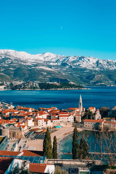 Il centro storico di Budva, montagne innevate — Foto Stock