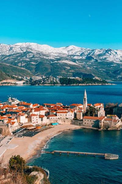 Stare Miasto Budva, pokryte śniegiem góry — Zdjęcie stockowe