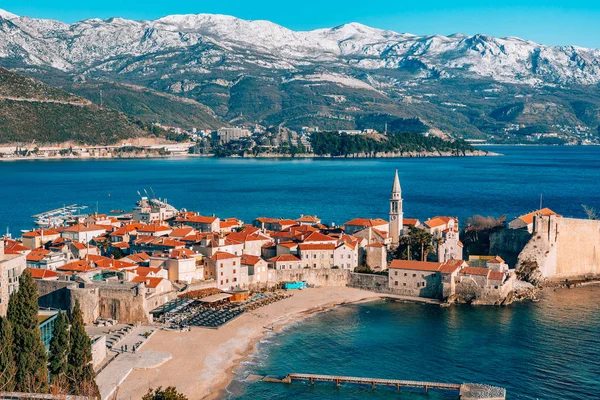 The Old Town of Budva, mountains covered with snow — Stock Photo, Image