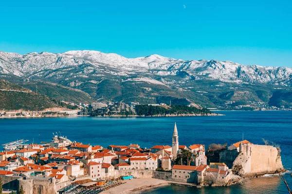 El casco antiguo de Budva, montañas cubiertas de nieve — Foto de Stock