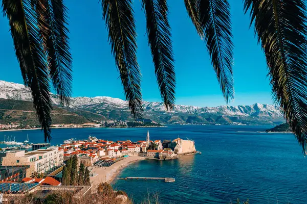 The Old Town of Budva, mountains covered with snow — Stock Photo, Image