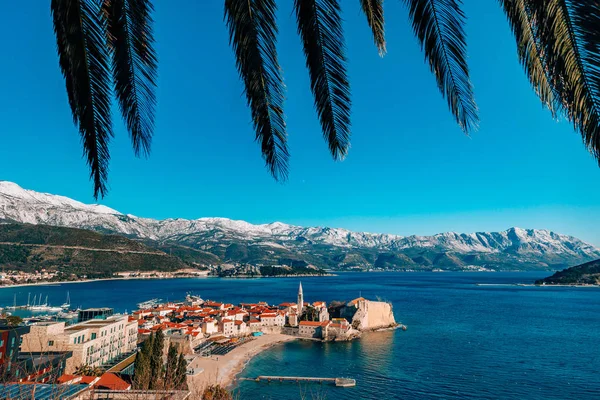 Il centro storico di Budva, montagne innevate — Foto Stock