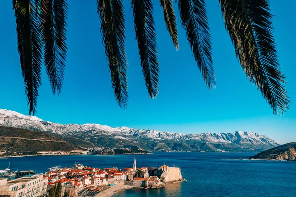 El casco antiguo de Budva, montañas cubiertas de nieve — Foto de Stock