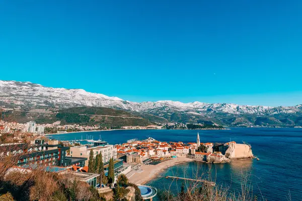 A régi város Budva, hóval borított hegyek — Stock Fotó