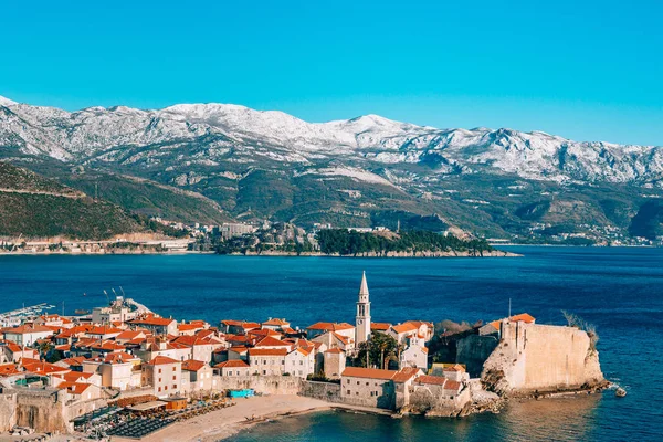 A régi város Budva, hóval borított hegyek — Stock Fotó