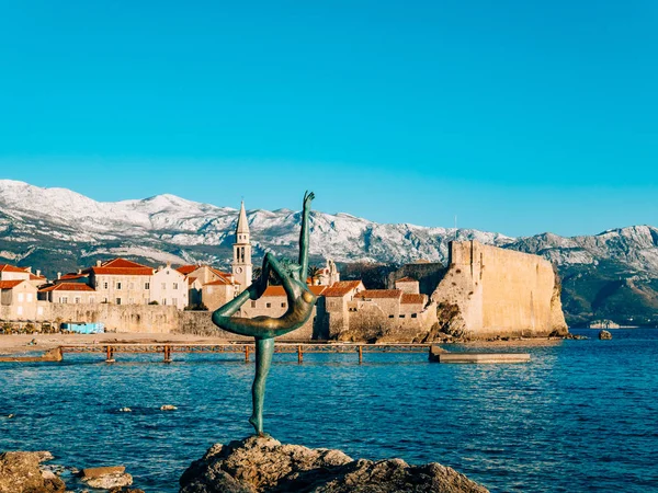 La statua Ballerina, Ballerina a Budva, Montenegro — Foto Stock