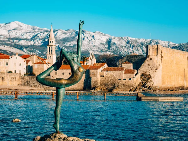La statua Ballerina, Ballerina a Budva, Montenegro — Foto Stock