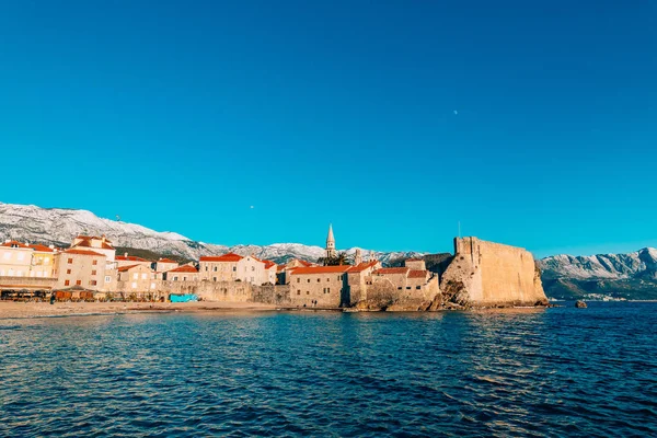 A régi város Budva, hóval borított hegyek — Stock Fotó