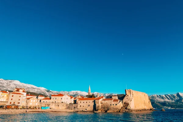 Il centro storico di Budva, montagne innevate — Foto Stock