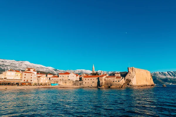 De oude stad Budva, bergen met sneeuw bedekt — Stockfoto