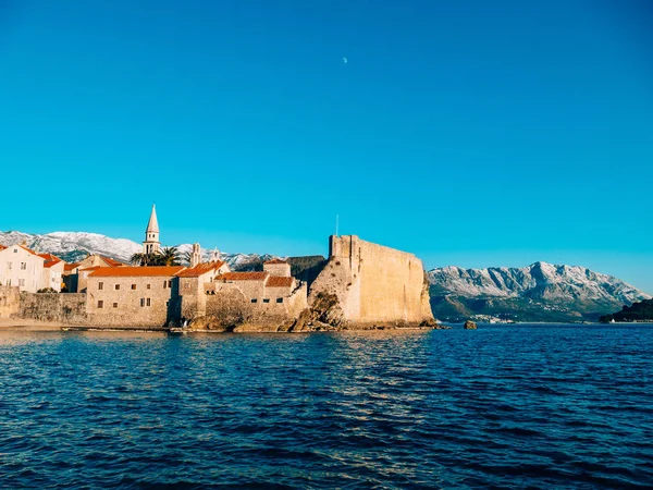 Il centro storico di Budva, montagne innevate — Foto Stock