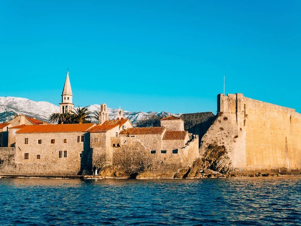 A Cidade Velha de Budva, montanhas cobertas de neve — Fotografia de Stock