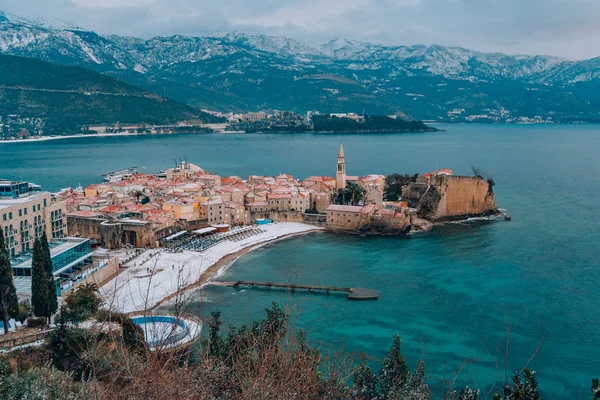 Budvas Old Town nella neve, Montenegro. La costa è coperta w — Foto Stock