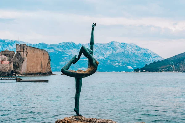 Heykel dansçı, Budva, Karadağ için balerin