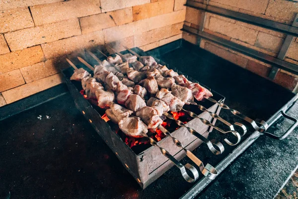 Shish kebab en pinchos en una piedra —  Fotos de Stock