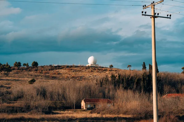 Runda vita observatorium på en kulle. Observatoriet i bergen — Stockfoto