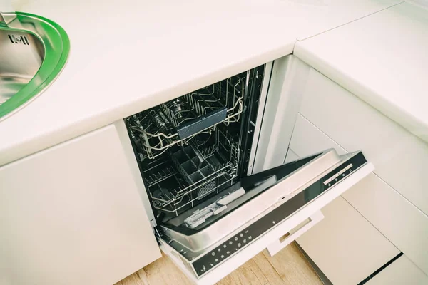 Lava-louças na cozinha. Eletrodomésticos — Fotografia de Stock