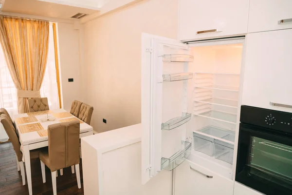 Холодильник на кухні — стокове фото