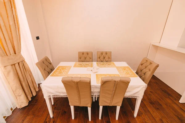 Обідній стіл у квартирі. Стіл для обіду в живих — стокове фото