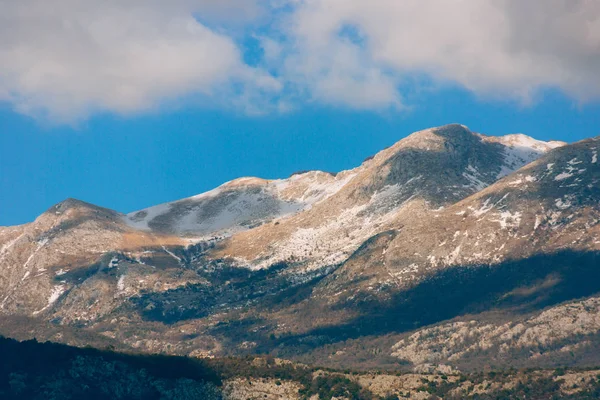 Berge in Montenegro im Schnee, nahe der Küste. budva. lovc — Stockfoto