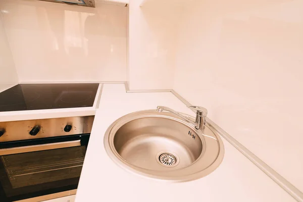 Lavatório da cozinha. Água da torneira na cozinha. O interior do kitc — Fotografia de Stock