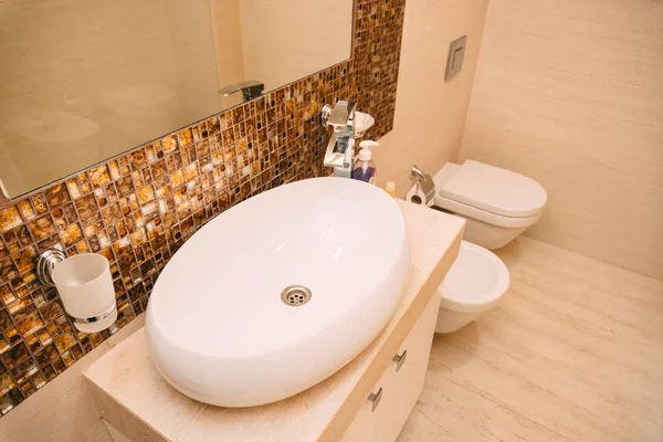 Het toilet in de badkamer. Het interieur van een badkamer in de ap — Stockfoto