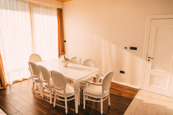 La mesa de comedor en el apartamento. Mesa para el almuerzo en la vida —  Fotos de Stock