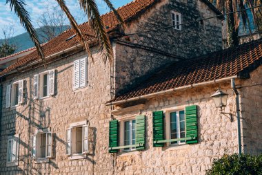 Yeşil pancurlar. Evlerin cephe