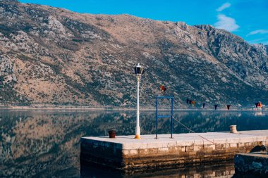 Demirleme Körfezi Kotor, Karadağ. Dağlar arasında defne. Bo